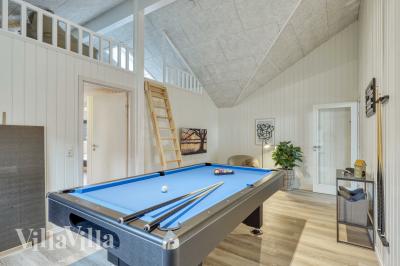 Neben den vielen schönen Stunden, die man im Poolbereich des Hauses verbringen kann, bietet das Luxusferienhaus 766 auch Spielevergnügen bei Billard/Tischtennis und Darts