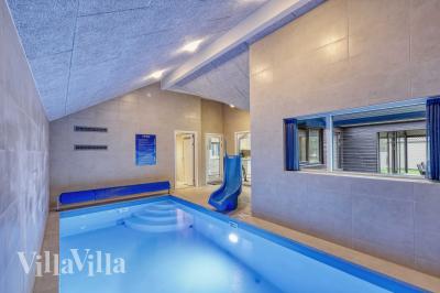 Das Ferienhaus 760 hat einen schicken Poolbereich mit Wasserrutsche, einem geräumigen, eingelassenen Whirlpool und einer Sauna.