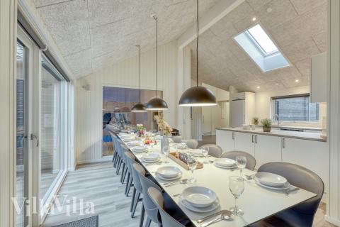 Der große, lichtdurchflutete Aufenthaltsraum im Luxusferienhaus Nr. 761 für 16.