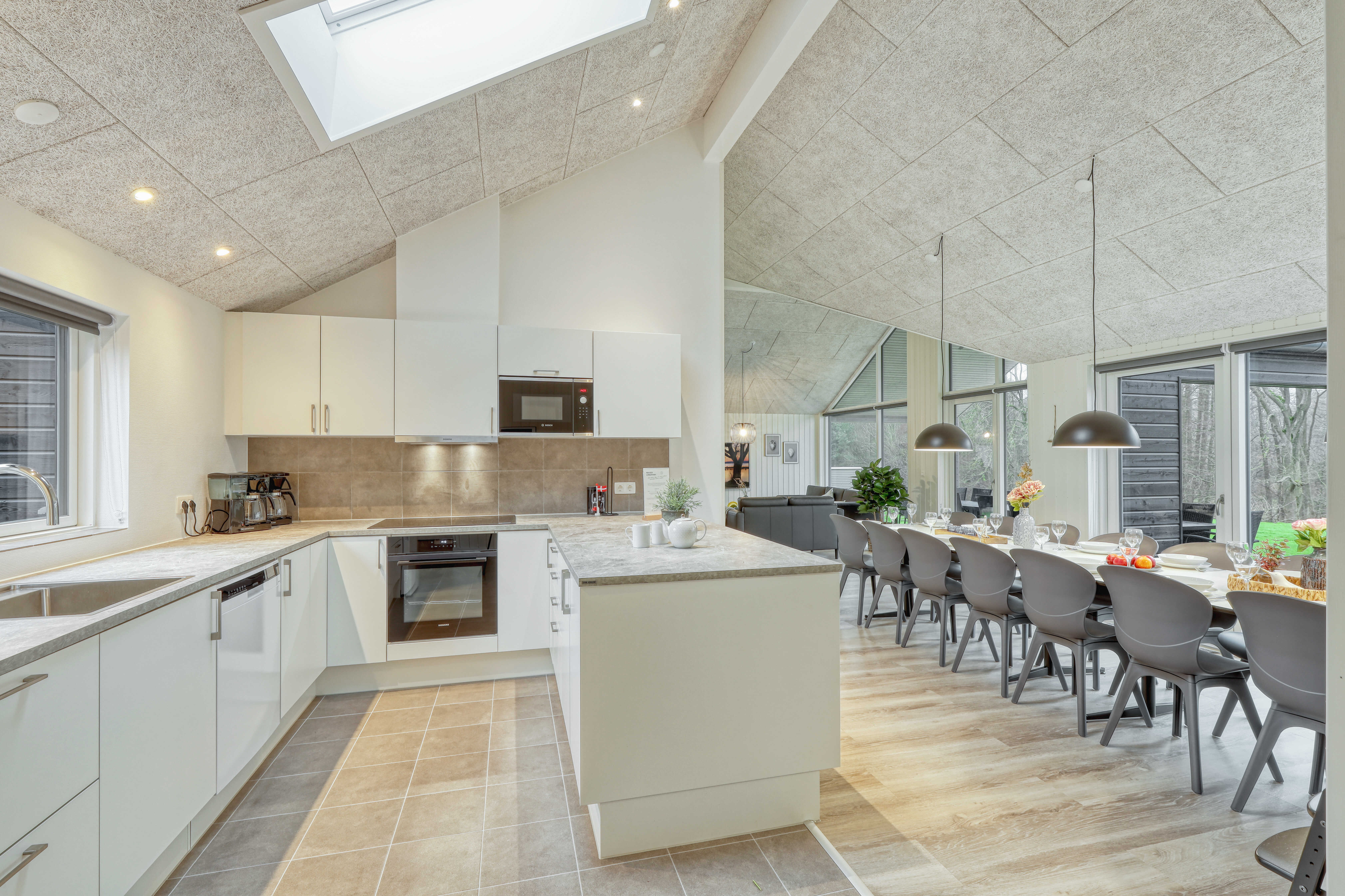Die Küche in dem Luxusferienhaus Nr. 761 ist so gut ausgestattet, dass man problemlos Mahlzeiten für 16 Personen zubereiten kann.