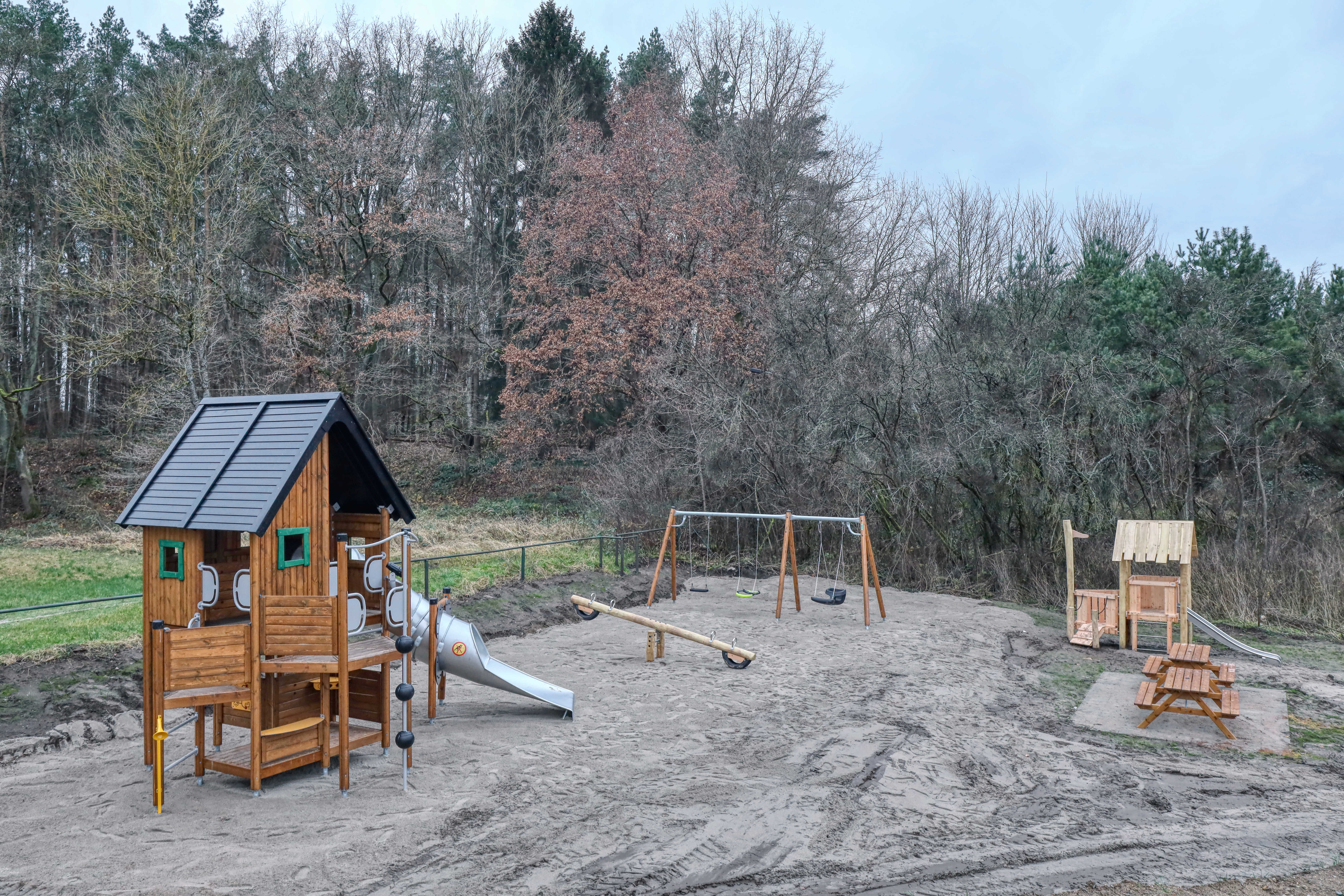 Zu dem attraktiven Ferienhaus Nr. 761 in Deutschland gehört auch ein tolles Angebot im Außenbereich, z. B. Spieleturm und Schaukeln