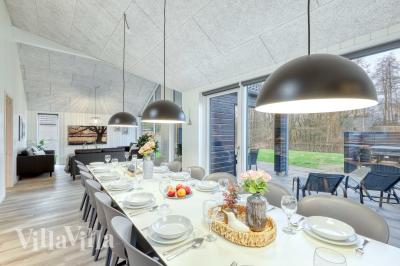 Der große, lichtdurchflutete Aufenthaltsraum im Luxusferienhaus Nr. 762 für 16.