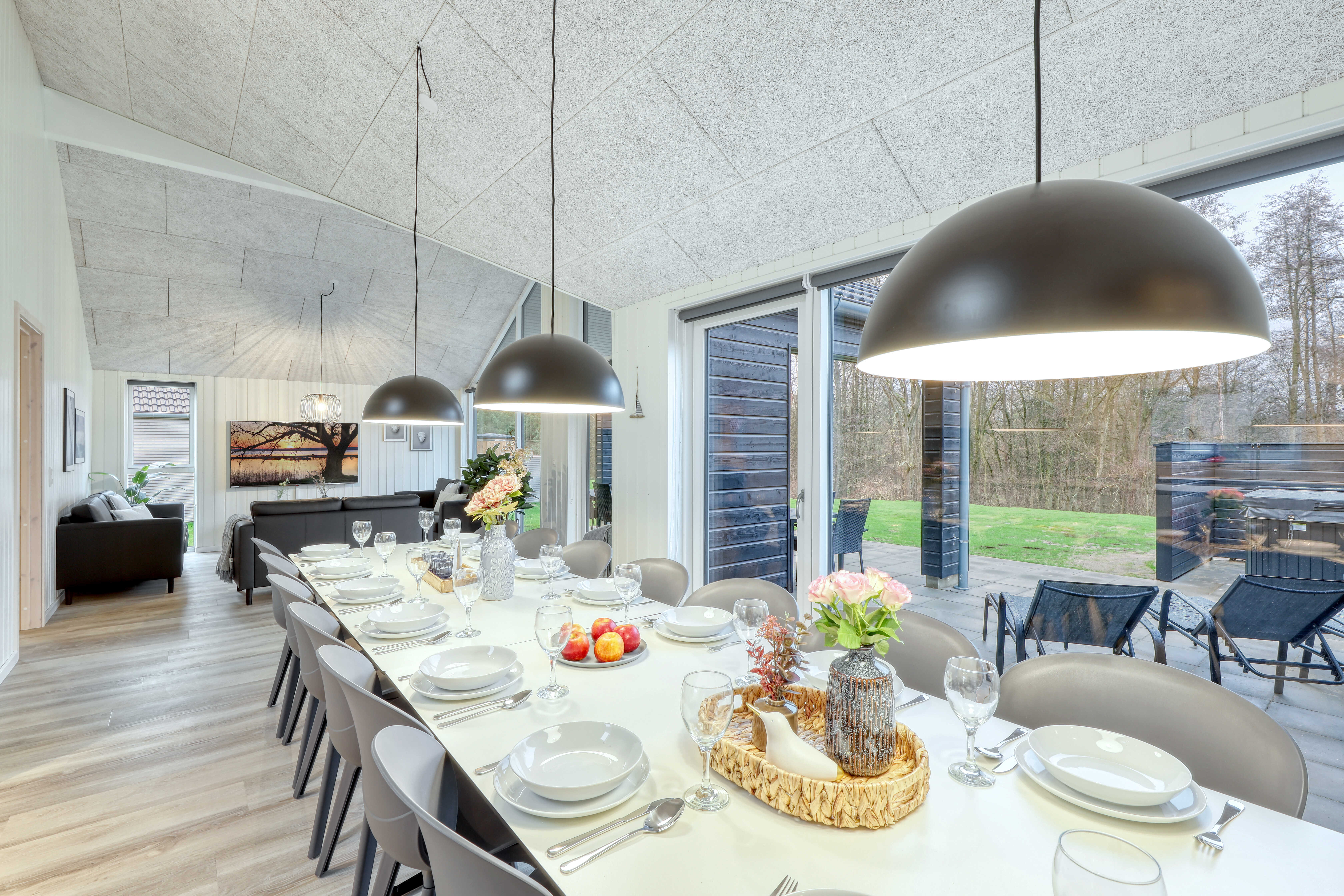 Der große, lichtdurchflutete Aufenthaltsraum im Luxusferienhaus Nr. 762 für 16.