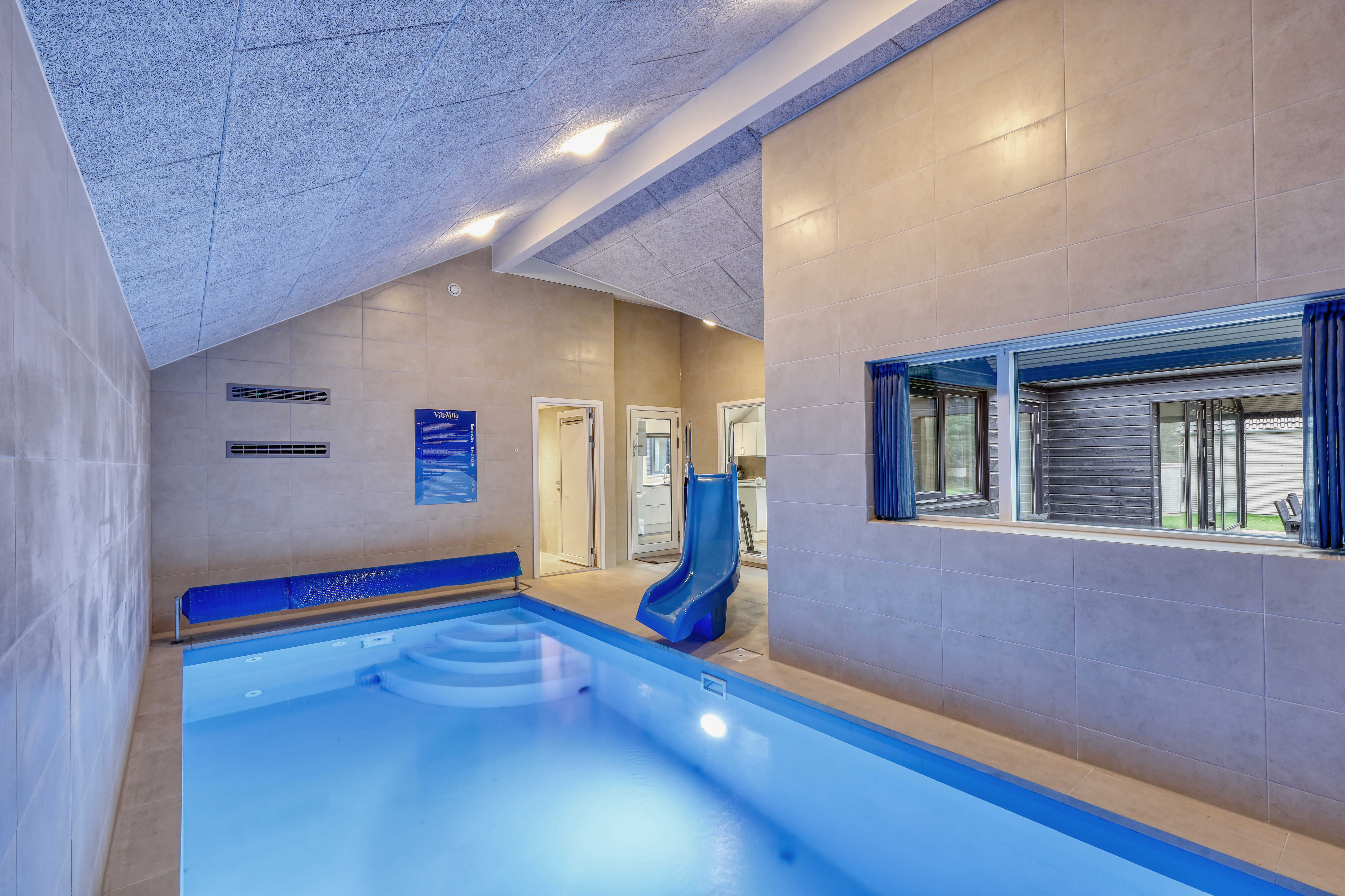 Das Ferienhaus 762 hat einen schicken Poolbereich mit Wasserrutsche, einem geräumigen, eingelassenen Whirlpool und einer Sauna.