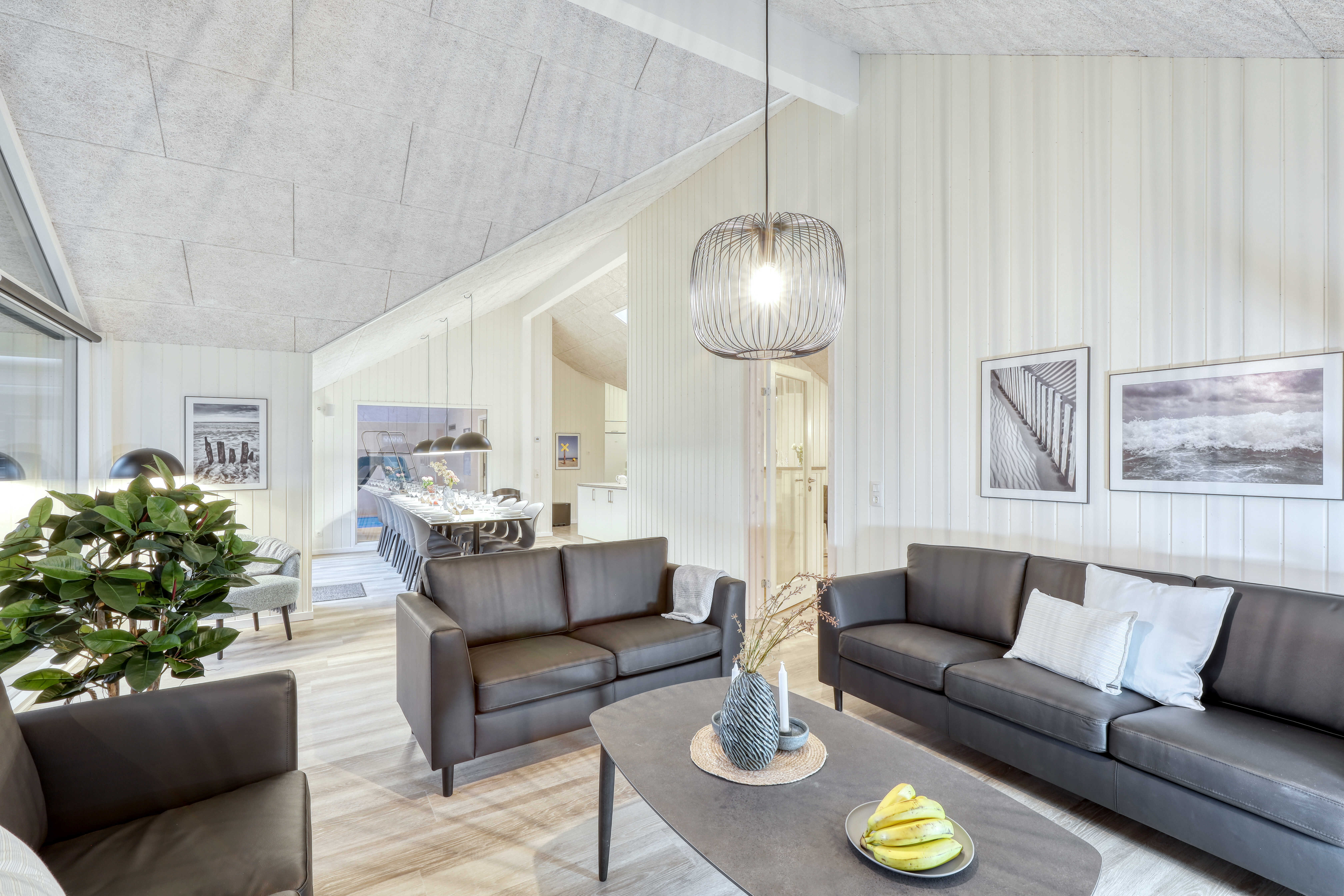 Die Couch im Luxusferienhaus Nr. 762 in Deutschland lädt zu Gesellschaftsspielen oder zu Kinoabenden ein.
