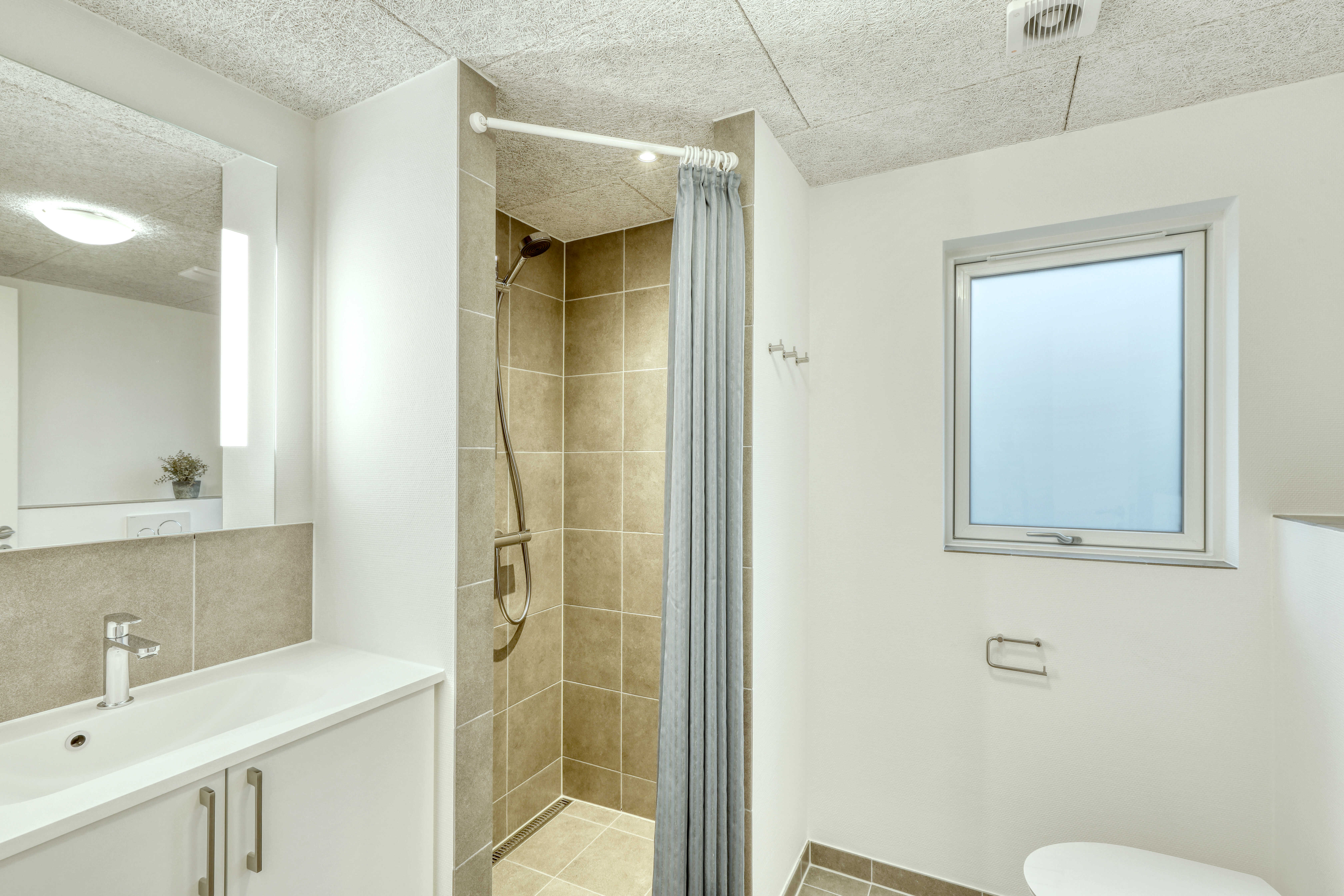Eines der Badezimmer im Luxusferienhaus Nr. 762