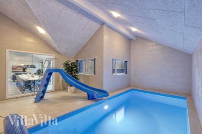 Das Ferienhaus 763 hat einen schicken Poolbereich mit Wasserrutsche, einem geräumigen, eingelassenen Whirlpool und einer Sauna.