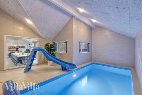 Das Ferienhaus 763 hat einen schicken Poolbereich mit Wasserrutsche, einem geräumigen, eingelassenen Whirlpool und einer Sauna.