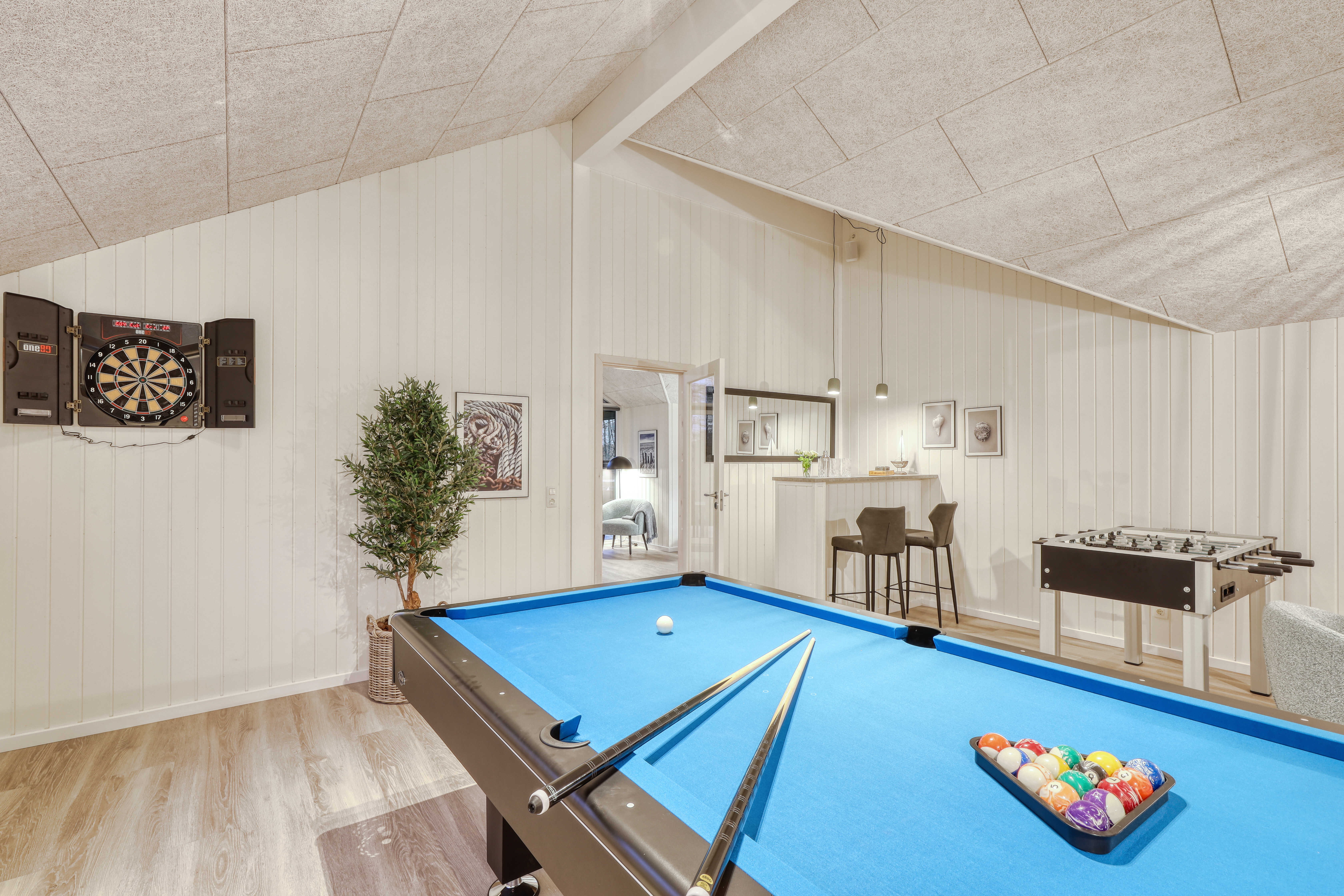 Neben den vielen schönen Stunden, die man im Poolbereich des Hauses verbringen kann, bietet das Luxusferienhaus 763 auch Spielevergnügen bei Billard/Tischtennis und Darts