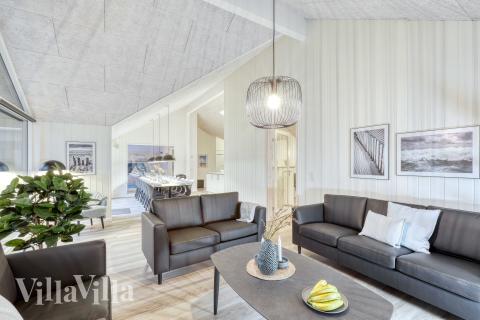 Die Couch im Luxusferienhaus Nr. 763 in Deutschland lädt zu Gesellschaftsspielen oder zu Kinoabenden ein.