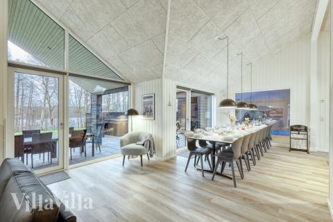 Der große, lichtdurchflutete Aufenthaltsraum im Luxusferienhaus Nr. 763 für 16.