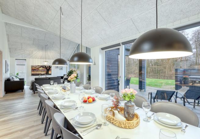 Der große, lichtdurchflutete Aufenthaltsraum im Luxusferienhaus Nr. 764 für 16.