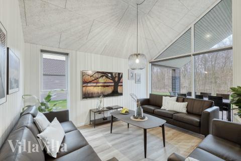 Die Couch im Luxusferienhaus Nr. 764 in Deutschland lädt zu Gesellschaftsspielen oder zu Kinoabenden ein.