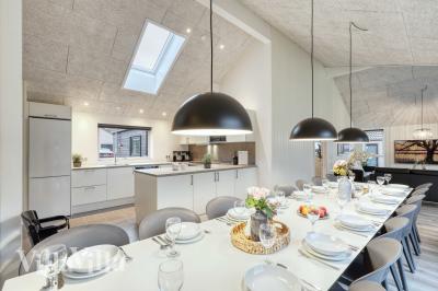 Der große, lichtdurchflutete Aufenthaltsraum im Luxusferienhaus Nr. 765 für 16.