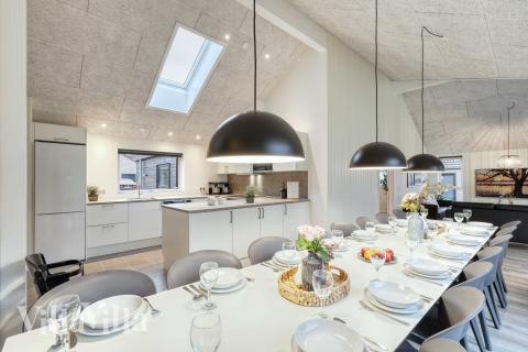 Der große, lichtdurchflutete Aufenthaltsraum im Luxusferienhaus Nr. 765 für 16.