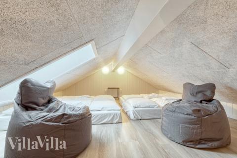 Einige der 16 Schlafgelegenheiten befinden sich im Luxusferienhaus Nr. 765 auf dem ausgebauten Dachboden