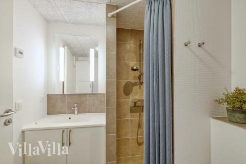 Eines der Badezimmer im Luxusferienhaus Nr. 765