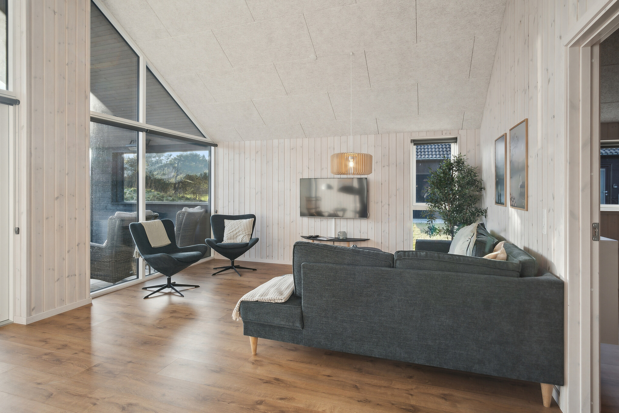 Die Couch im Luxusferienhaus Nr. 597 in Südjütland lädt zu Gesellschaftsspielen oder zu Kinoabenden ein.