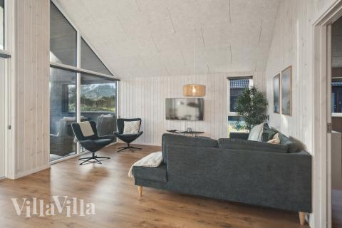 Die Couch im Luxusferienhaus Nr. 597 in Südjütland lädt zu Gesellschaftsspielen oder zu Kinoabenden ein.