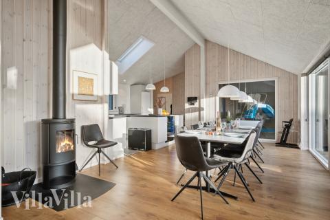 Der große, lichtdurchflutete Aufenthaltsraum im Luxusferienhaus Nr. 597 für 18.