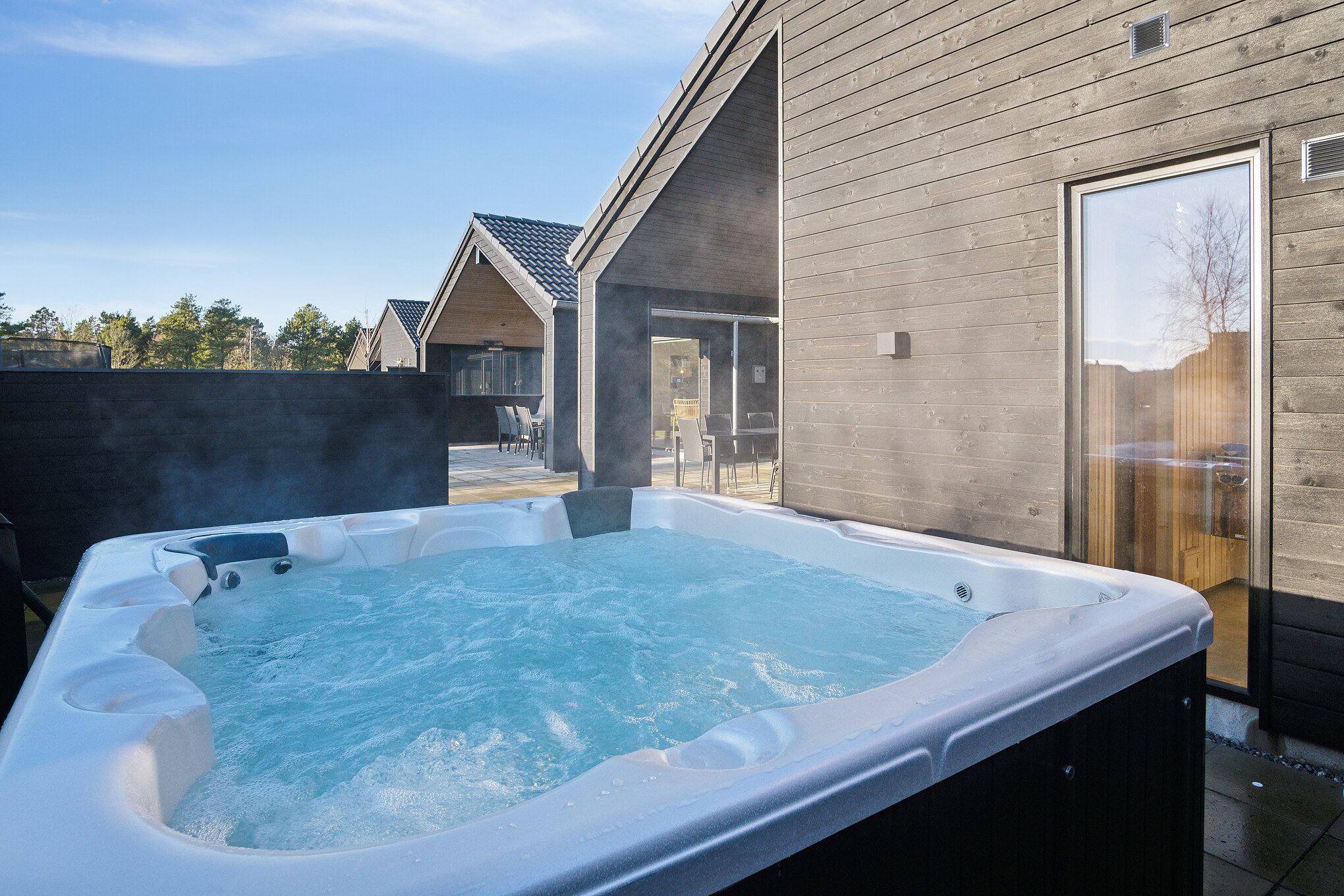 Genießen Sie den warmen Whirlpool im Luxusferienhaus Nr. 597 in Südjütland