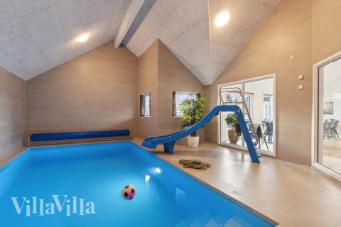 Das Ferienhaus 653 hat einen schicken Poolbereich mit Wasserrutsche, einem geräumigen, eingelassenen Whirlpool und einer Sauna.