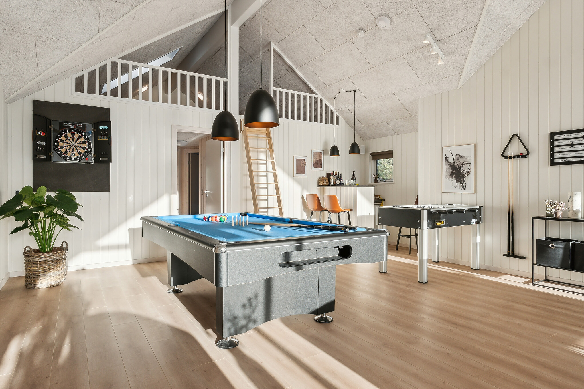 Neben den vielen schönen Stunden, die man im Poolbereich des Hauses verbringen kann, bietet das Luxusferienhaus 653 auch Spielevergnügen bei Billard/Tischtennis und Darts