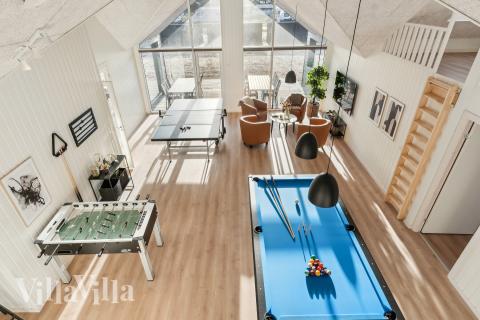 Das Luxusferienhaus 653 für 22 Personen hat einen großen Aktivitätsraum mit u. a. Billard und Darts