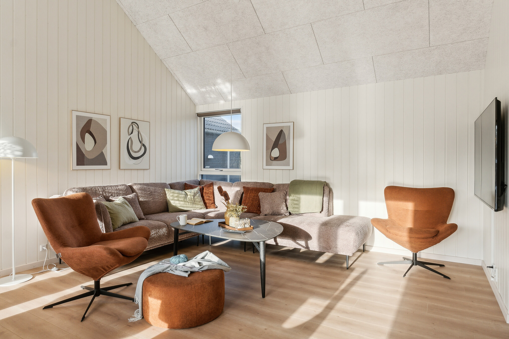 Die Couch im Luxusferienhaus Nr. 653 in Westjütland lädt zu Gesellschaftsspielen oder zu Kinoabenden ein.
