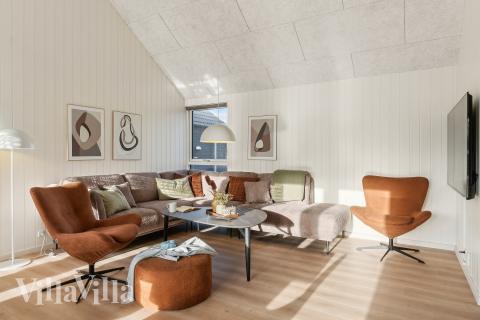 Die Couch im Luxusferienhaus Nr. 653 in Westjütland lädt zu Gesellschaftsspielen oder zu Kinoabenden ein.