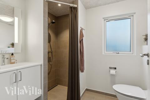 Eines der Badezimmer im Luxusferienhaus Nr. 653