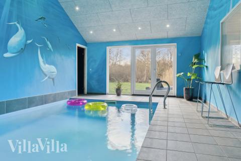Das Ferienhaus 681 hat einen schicken Poolbereich mit Wasserrutsche, einem geräumigen, eingelassenen Whirlpool und einer Sauna.