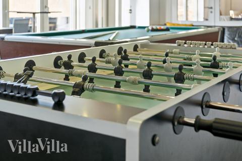 Das Luxusferienhaus 681 für 17 Personen hat einen großen Aktivitätsraum mit u. a. Billard und Darts