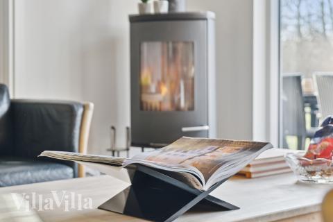 Die Couch im Luxusferienhaus Nr. 681 in Nordseeland lädt zu Gesellschaftsspielen oder zu Kinoabenden ein.