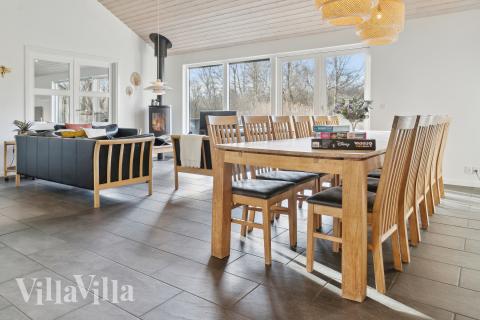 Der große, lichtdurchflutete Aufenthaltsraum im Luxusferienhaus Nr. 681 für 17.