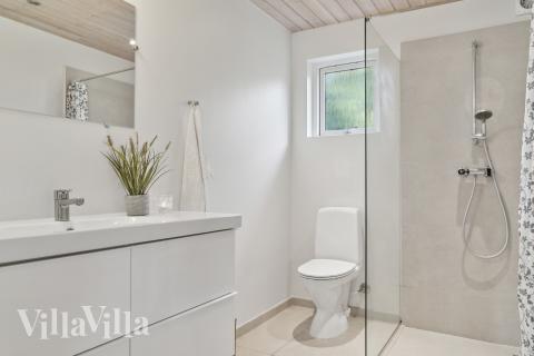 Eines der Badezimmer im Luxusferienhaus Nr. 681