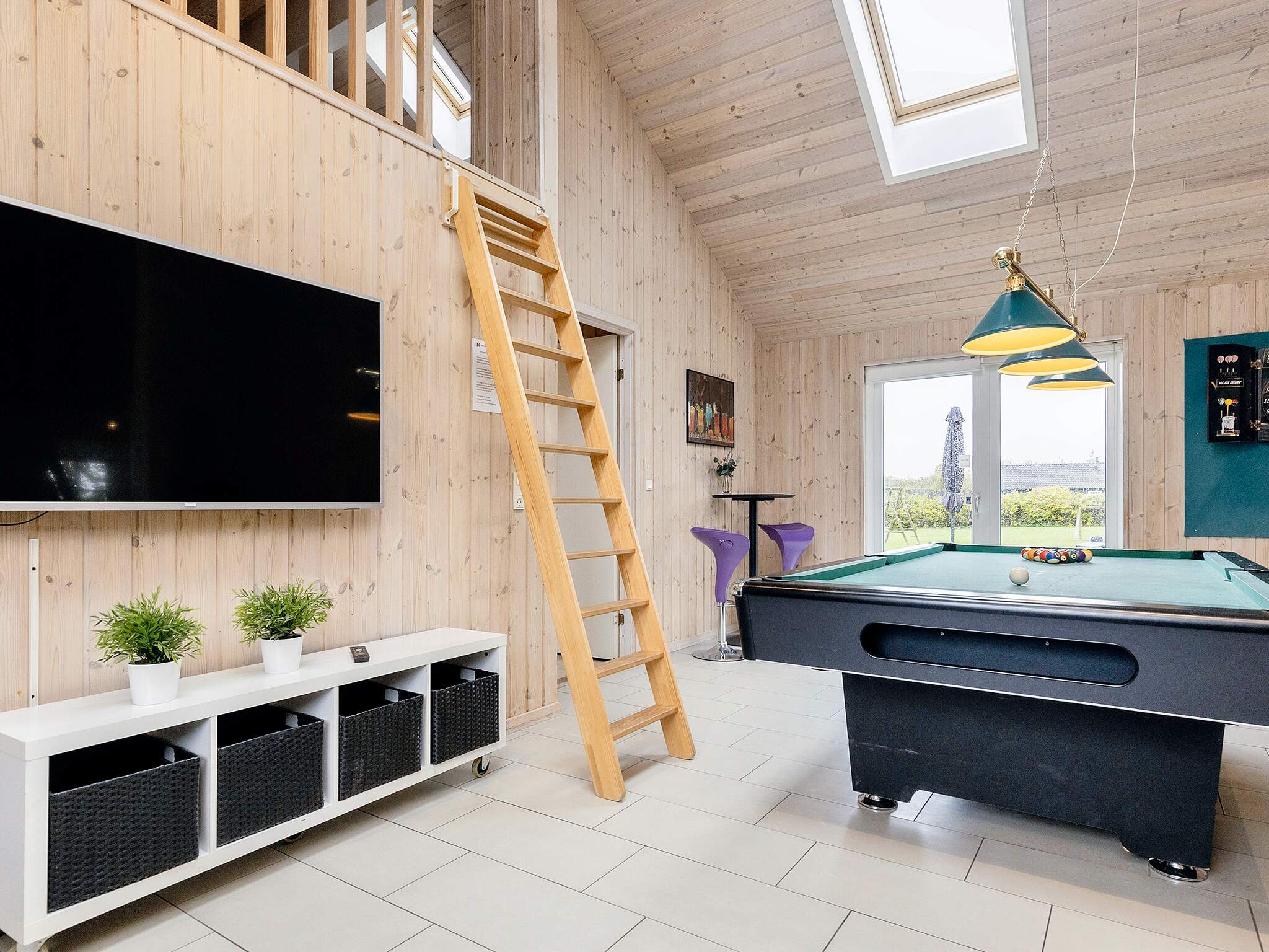 Neben den vielen schönen Stunden, die man im Poolbereich des Hauses verbringen kann, bietet das Luxusferienhaus 218 auch Spielevergnügen bei Billard/Tischtennis und Darts