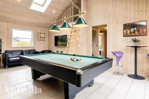 Das Luxusferienhaus 218 für 18 Personen hat einen großen Aktivitätsraum mit u. a. Billard und Darts