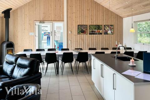 Der große, lichtdurchflutete Aufenthaltsraum im Luxusferienhaus Nr. 218 für 18.