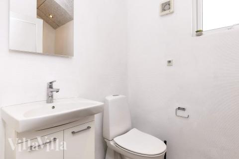 Eines der Badezimmer im Luxusferienhaus Nr. 218