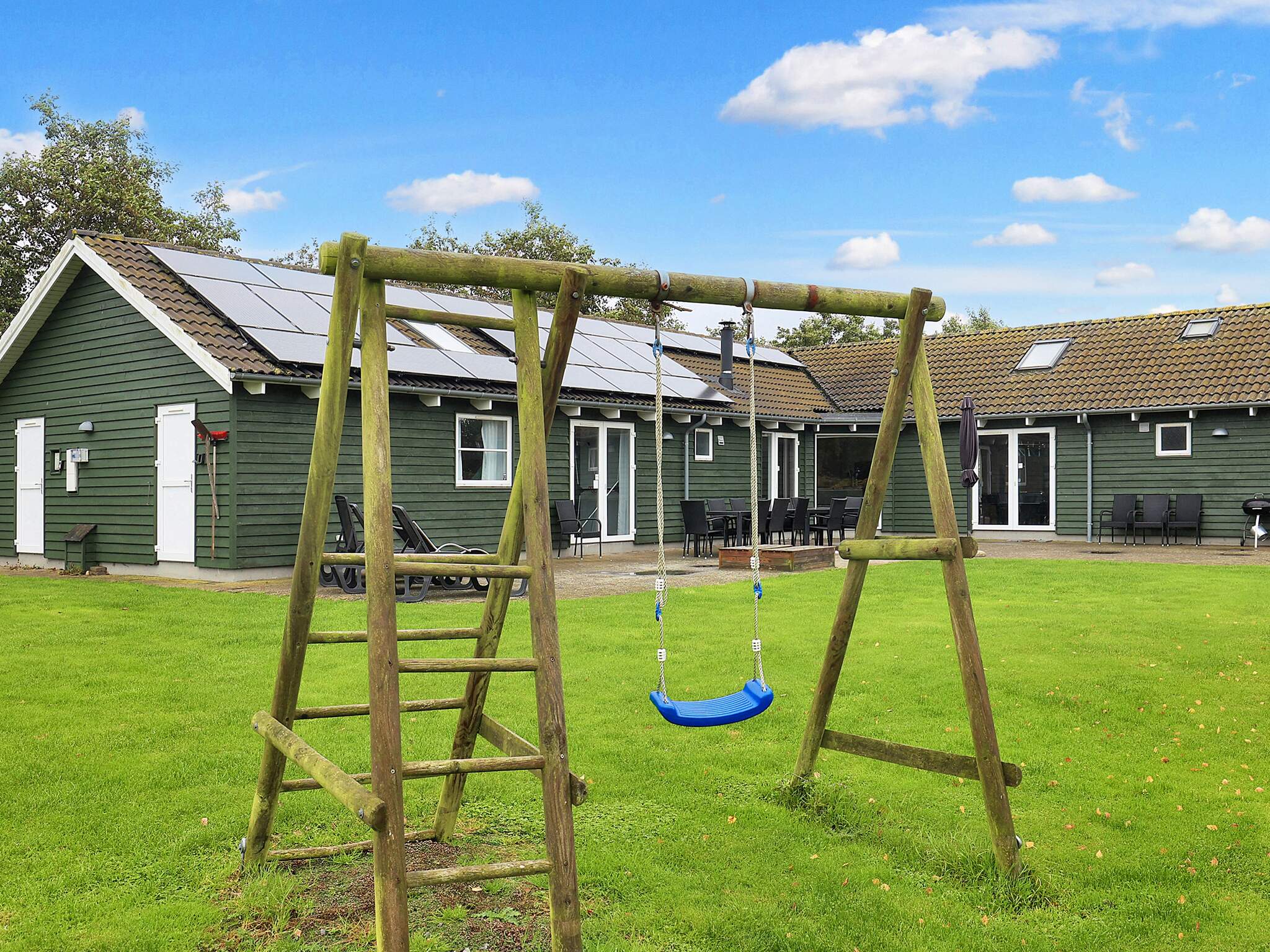Zu dem attraktiven Ferienhaus Nr. 218 in Lolland/Falster/Mön gehört auch ein tolles Angebot im Außenbereich, z. B. Spieleturm und Schaukeln