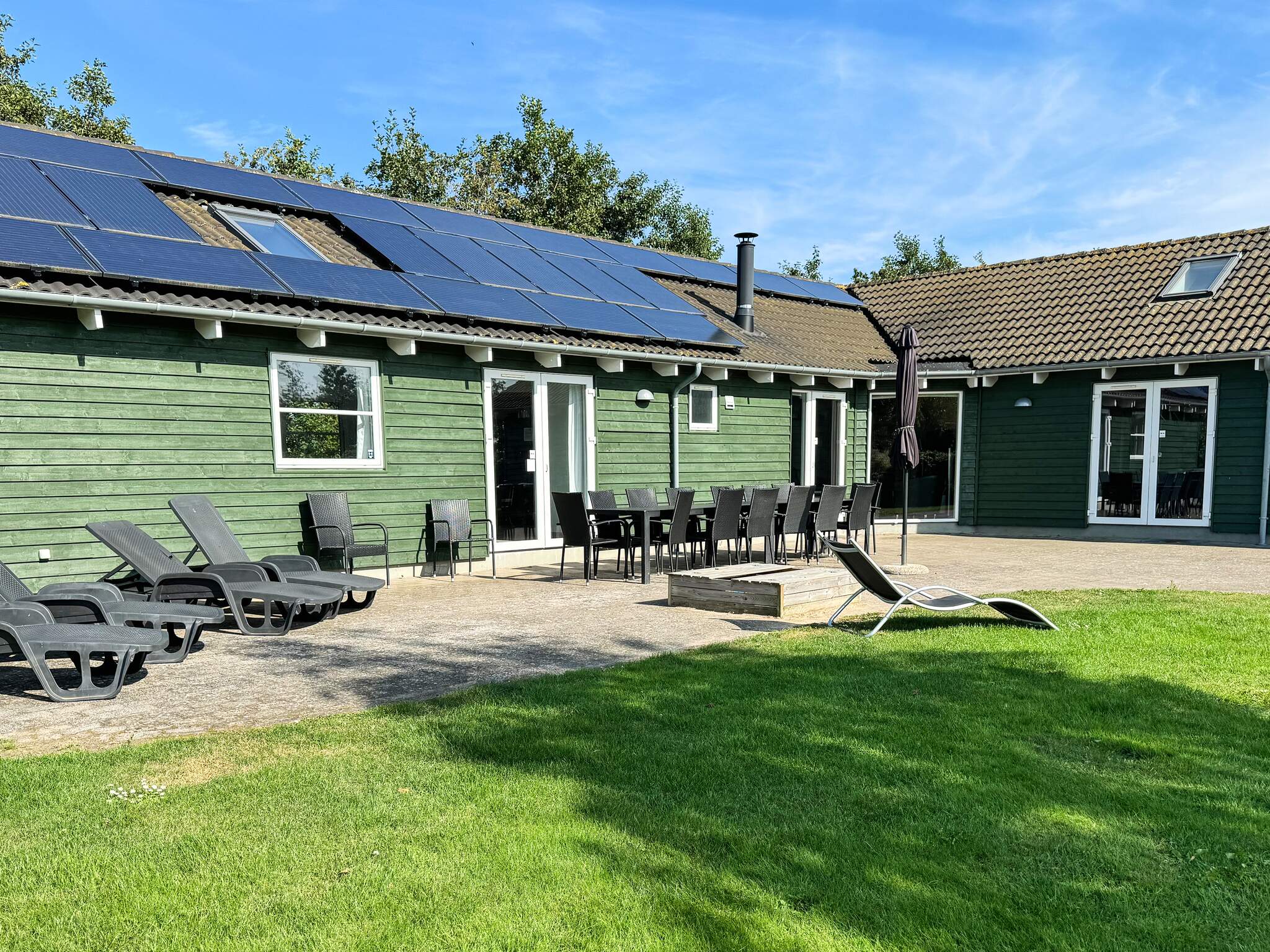 Genießen Sie einen Grillabend auf der Terrasse des Luxusferienhauses Nr. 218 in Lolland/Falster/Mön