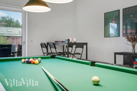 Das Luxusferienhaus 692 für 12 Personen hat einen großen Aktivitätsraum mit u. a. Billard und Darts