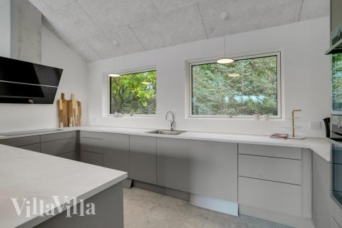 Gut ausgestattete Küche im Luxusferienhaus Nr. 692 in Nordjütland.