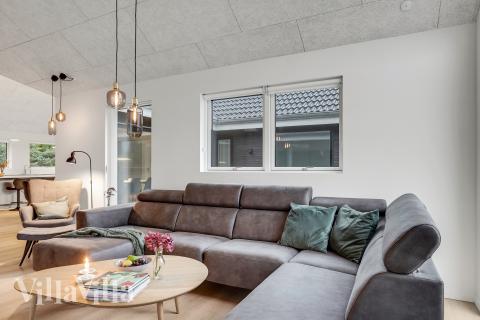 Die Couch im Luxusferienhaus Nr. 692 in Nordjütland lädt zu Gesellschaftsspielen oder zu Kinoabenden ein.