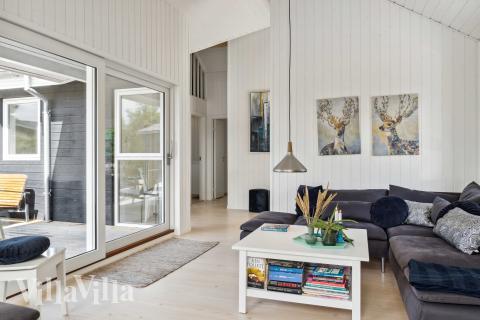 Die Couch im Luxusferienhaus Nr. 691 in Nordjütland lädt zu Gesellschaftsspielen oder zu Kinoabenden ein.