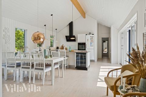 Der große, lichtdurchflutete Aufenthaltsraum im Luxusferienhaus Nr. 691 für 10.