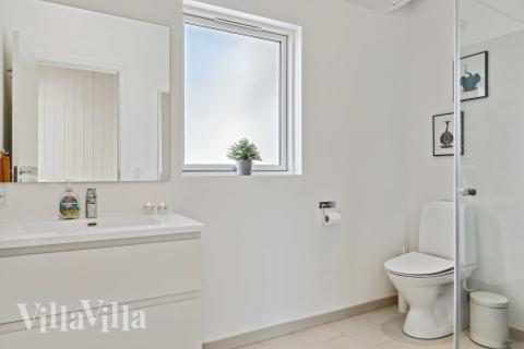 Eines der Badezimmer im Luxusferienhaus Nr. 691