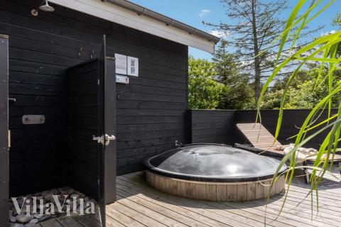 Genießen Sie den warmen Whirlpool im Luxusferienhaus Nr. 691 in Nordjütland
