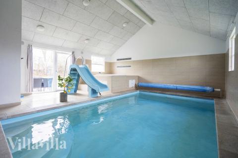 Das Ferienhaus 275 hat einen schicken Poolbereich mit Wasserrutsche, einem geräumigen, eingelassenen Whirlpool und einer Sauna.